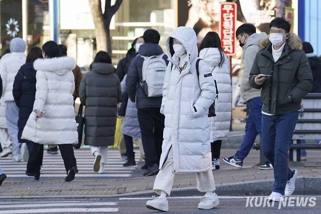 경기도 고양시 일산동구청 인근 거리에서 시민들이 두꺼운 옷차림으로 발걸음을 재촉하고 있다.   사진=임형택 기자