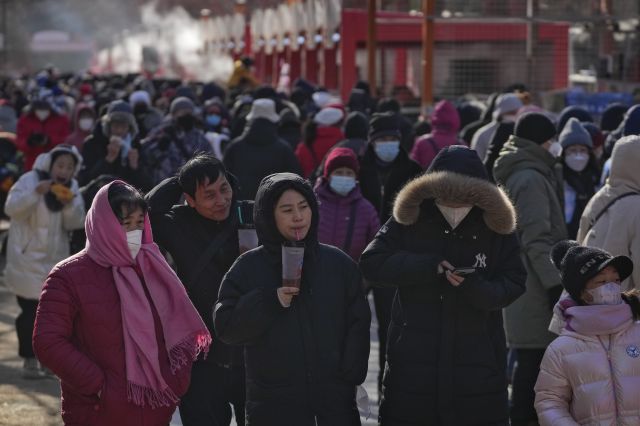 중국 춘제 연휴인 23일 시민들이 베이징에 있는 청나라 황실 정원 원명원을 둘러보고 있다. AP연합뉴스