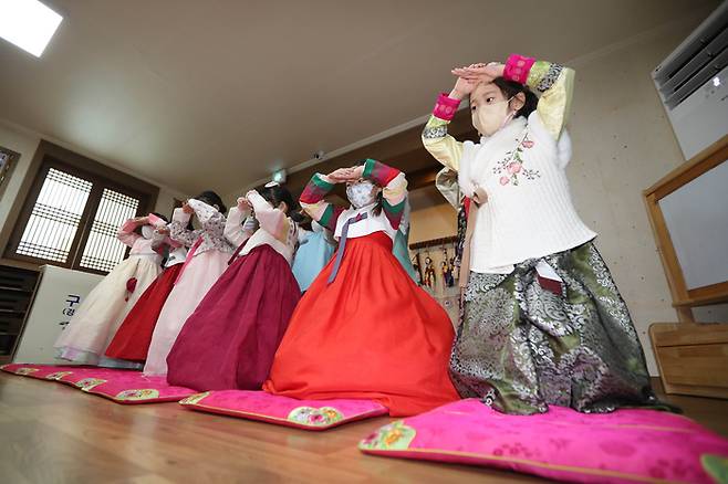 설 연휴를 이틀 앞둔 19일 대구시 북구 대원유치원에서 어린이들이 세배 예절을 배우고 있다. [사진=연합뉴스]