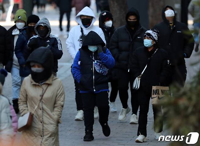 전국에 한파 특보가 내려진 24일 오후?서울 중구 명동거리를 찾은 외국인 관광객들이 몸을 움추린채 발걸음을 옮기고 있다. /사진=뉴스1