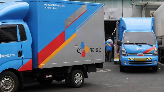 CJ대한통운 택배기사들이 부분파업을 벌일 예정이다. 서울 시내의 CJ대한통운 사업소에 택배차량이 주차되어 있다. /사진=머니투데이 DB