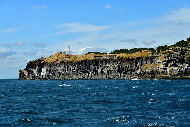 송악산둘레길 절벽 주상절리.