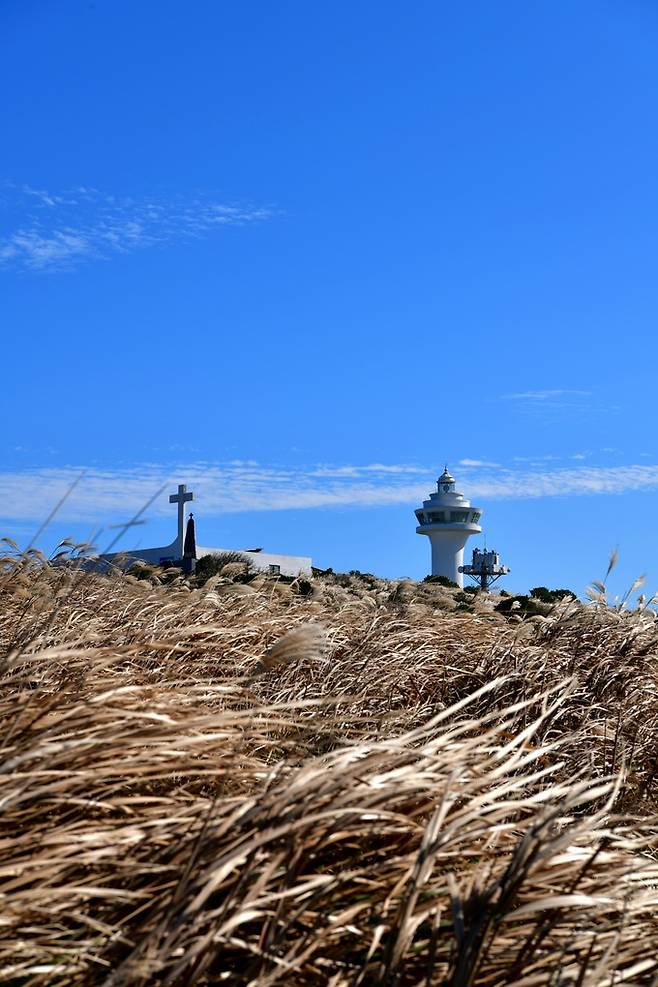 마라도 교회와 등대.