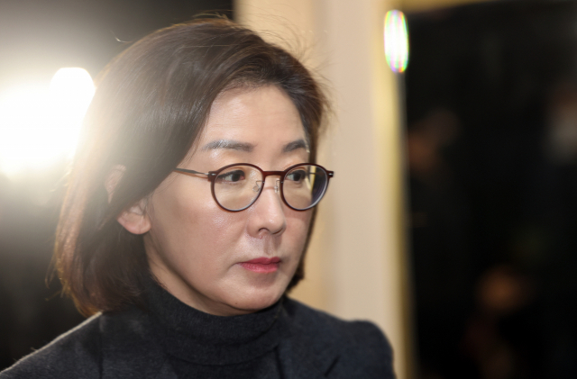 국민의힘 3·8 전당대회 출마를 고심 중인 나경원 전 의원이 19일 서울 자택으로 들어서고 있다. 연합뉴스