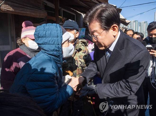 이재명 대표, 구룡마을 화재 현장 방문 (서울=연합뉴스) 한종찬 기자 = 더불어민주당 이재명 대표가 20일 오전 화재가 발생한 서울 강남구 개포동 구룡마을 4구역을 찾아 주민과 인사를 나누고 있다. 2023.1.20 [공동취재] saba@yna.co.kr