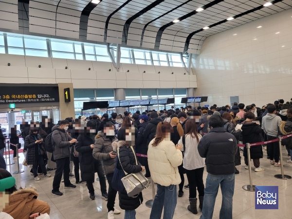 대체항공편과 예약변경을 위해 제주공항에 나와있는 체류객들. ⓒ김재원