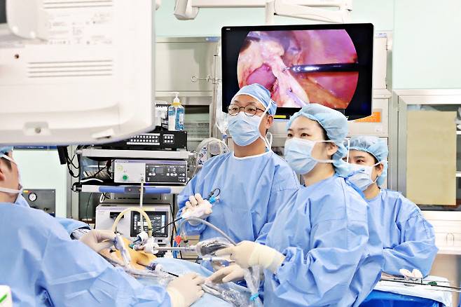 가톨릭대학교 은평성모병원 대장항문외과 김형진 교수(사진 가운데)가 대장암 복강경수술을 시행하고 있다.