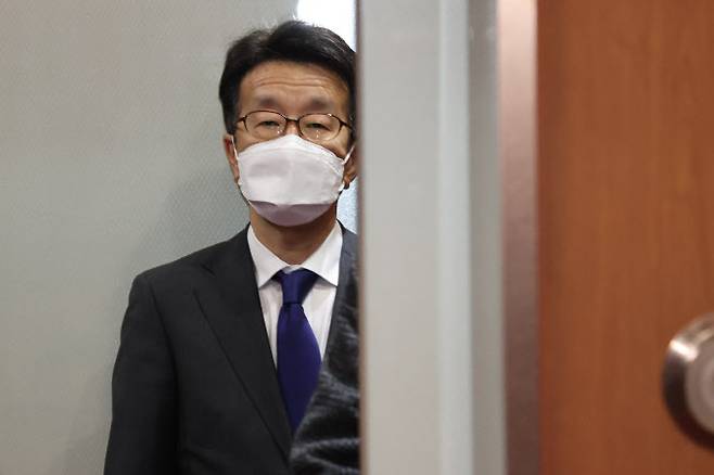 지난해 12월 16일 초치된 구마가이 나오키 일본 총괄공사가 정부서울청사 외교부에서 엘리베이터를 타고 있다. (사진=연합뉴스)