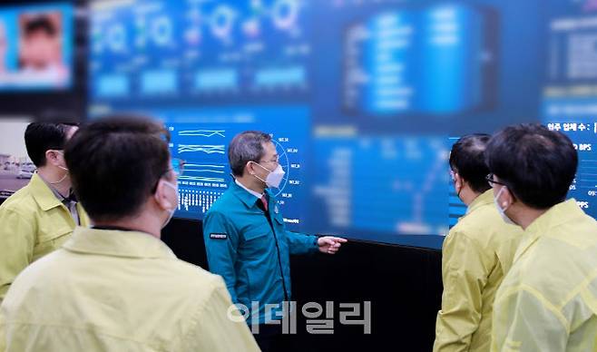 이종호 장관이 지난 24일 한국인터넷진흥원 인터넷침해대응센터(KISC)를 방문해 홈페이지 해킹 등 사이버 공격 현황과 비상대응체계 상황을 점검하고 있다.