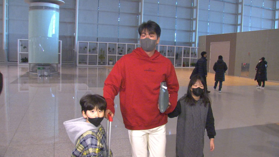 프로야구 SSG 랜더스 스프링캠프를 떠나는 김광현이 자녀들의 손을 잡고 이동하고 있다.