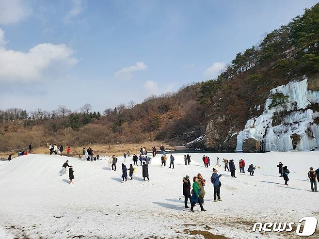 강원 철원군이 주최한 올해 한탄강 겨울놀이 얼음트레킹 축제 현장.(철원군 제공)