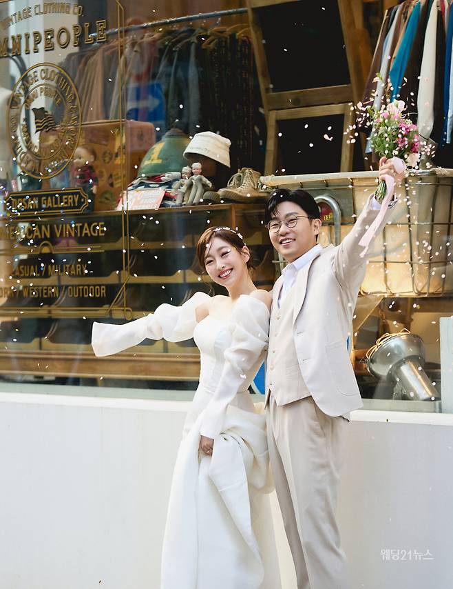 사진 : 드레스 아벨바이케이, 에디터 조윤예, 캐스팅디렉터 고성송, 포토그래퍼 김보하(써드마인드), 슈트 스플렌디노, 헤어 김은희 메이크업 이미진, 제품협찬 가자와인, 블라썸베일, 수야