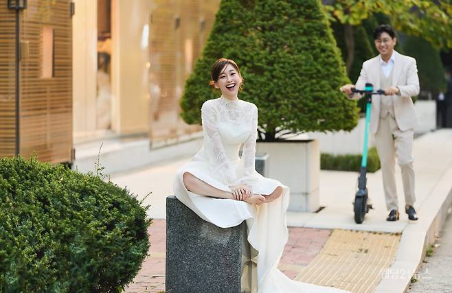 사진 : 드레스 아벨바이케이, 에디터 조윤예, 캐스팅디렉터 고성송, 포토그래퍼 김보하(써드마인드), 슈트 스플렌디노, 헤어 김은희 메이크업 이미진, 제품협찬 가자와인, 블라썸베일, 수야