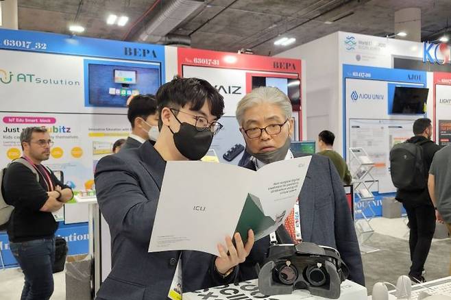 김동혁 아이씨유코퍼레이션 대표(사진 왼쪽)가 'CES 2023'에서  방문객들에게 제품을 설명하고 있다.