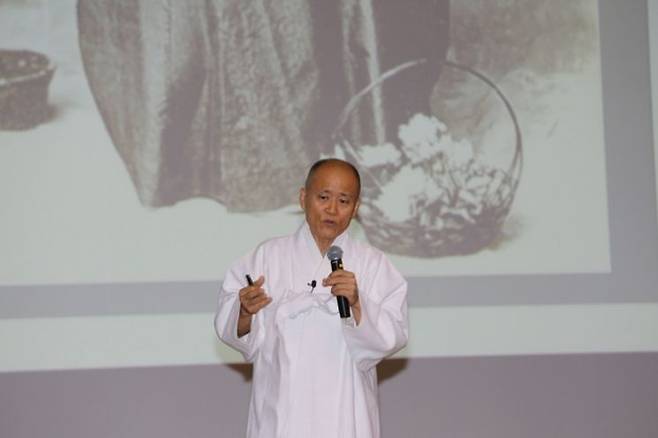 도올 김용옥 선생이 지난 2019년 7월 해남자치대학 100회 기념 강연을 하고 있다. [사진제공=해남군]