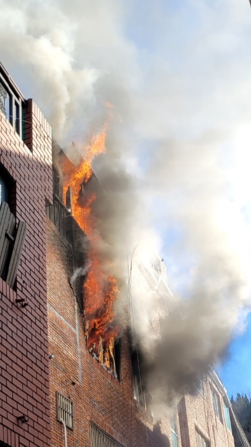 부산 남구의 한 빌라에서 화재가 발생했다.