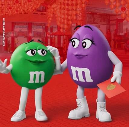 초콜릿 엠앤엠즈(M&M‘s)의 변경된 캐릭터. 부츠를 신었던 초록색 캐릭터는 운동화를 신었고, 보라색 캐릭터가 새로 등장했다. /인스타그램