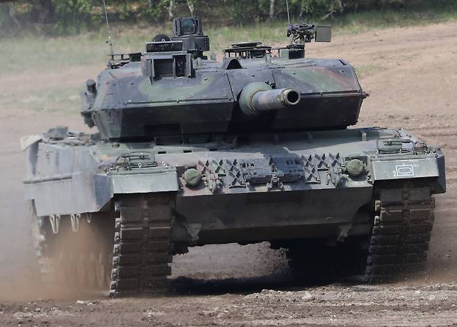 미국이 M1 에이브럼스 탱크 지원을 결정하면서, 독일도 레오파르트 2 탱크의 우크라이나 지원을 결정했다. 우크라이나군은 디젤유를 쓰고 조작이 상대적으로 쉬운 레오파르트 2 탱크를 선호한다/EPA 연합뉴스