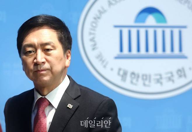 국민의힘 당대표 출마를 선언한 김기현 의원이 지난 19일 국회 소통관에서 국 '김기현의 비전과 통합 메시지' 라는 주제로 기자회견을 마친 뒤 이동하고 있다. ⓒ데일리안 박항구 기자