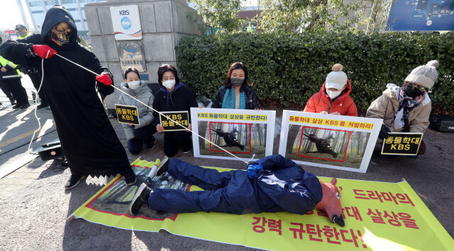 한국동물보호연합 등 동물보호단체가 지난해 1월 21일 여의도 KBS 본관 앞에서 역사 드라마에서 벌어진 동물학대 규탄 기자회견을 하고 있다. 이정용 선임기자 lee312@hani.co.kr