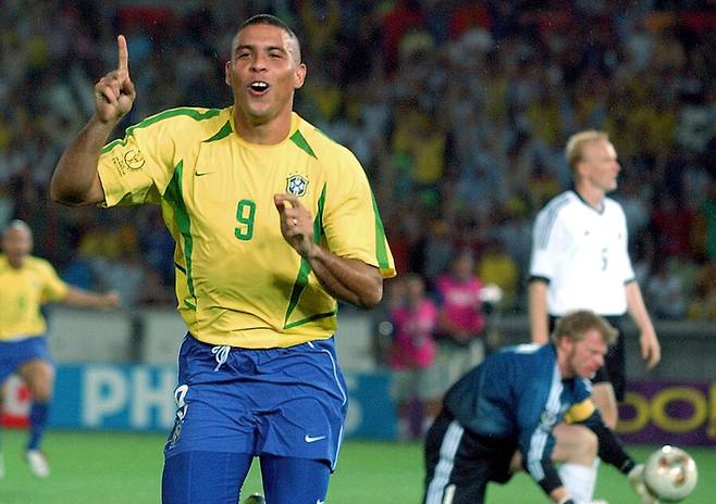 2002 한·일 월드컵 결승전에서 골 뒤풀이 중인 브라질의 호나우두. AP 연합뉴스