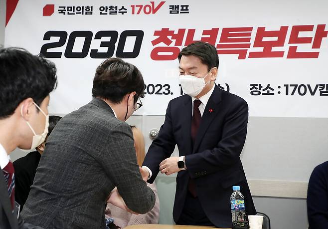 국민의힘 당권주자인 안철수 의원이 25일 오후 서울 여의도 170V 캠프 대회의실에서 열린 2030청년특보단 정책 미팅에서 인사말을 하고 있다. 공동취재사진