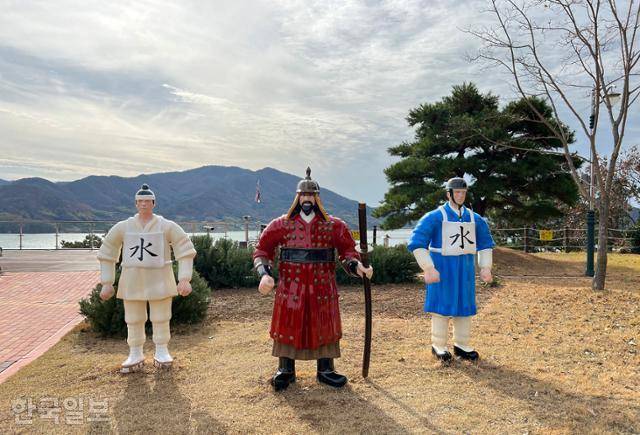 칠천량해전공원의 조형물도 왠지 초라해 보인다.