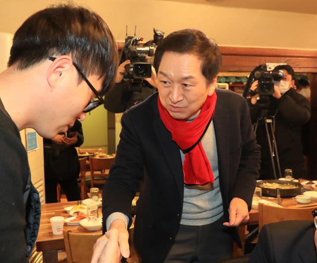 국민의힘 당권주자인 김기현 의원이 24일 오후 서울 여의도 식당에서 열린 ‘연포탕(연대·포용·탕평)’ 오찬 기자간담회에서 참석자들과 인사하고 있다. 사진공동취재단