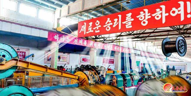 평양에 있는 326전선종합공장의 내부 모습. 뉴스1