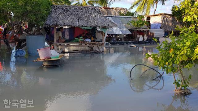 2018년 1월 1일 키리바시 타라와 섬 에이타의 테비케니코라 커뮤니티가 만조 때 침수된 모습. 사단법인 국체청소년연합 제공