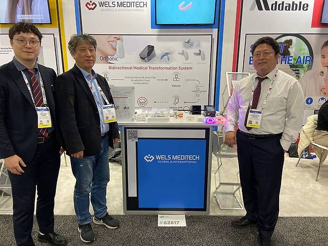 CES 2023에 참가해 LED 치과 치료기를 선보인 황경원 웰스메디텍 대표(가장 오른쪽). 출처 = 웰스메디텍