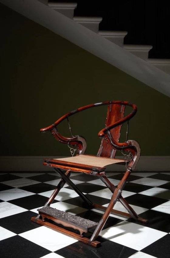 황화리원후배교의(黃花梨圓後背交 椅), 강향단나무로 만든 둥근 등받이 접이식 의자. [사진 한인희]