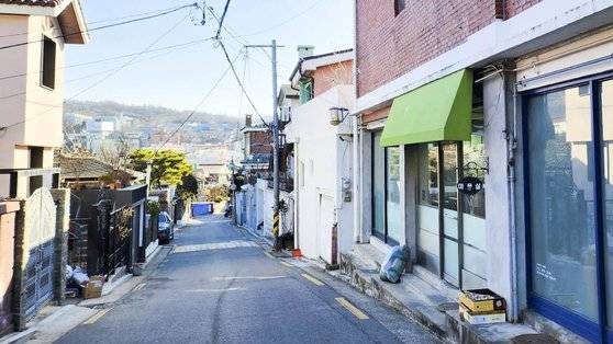 연희동 명물 중 하나인 ‘사넬’ 미용실. 초록색 어닝 지붕이 있는 곳이다. 전수진 기자