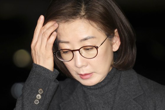 국민의힘 전당대회 출마를 고심 중인 나경원 전 의원이 19일 서울 자택으로 들어서며 취재진의 질문을 받고 있다.