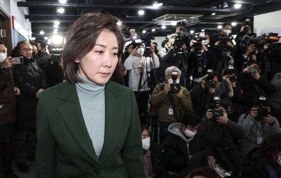 나경원 전 국민의힘 의원이 25일 오전 서울 영등포구 국민의힘 당사에서 전당대회 불출마 기자회견을 하기 위해 입장하고 있다. 김성룡 기자