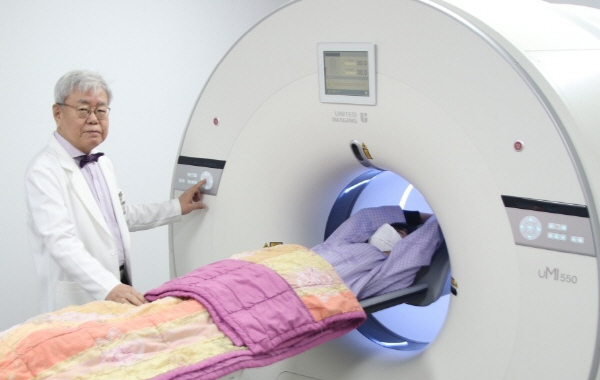 온종합병원 암병원에 도입된 최첨단 디지털 PET-CT 장비. 이곳 류성열 암병원장이 장비를 시험 가동하고 있다.