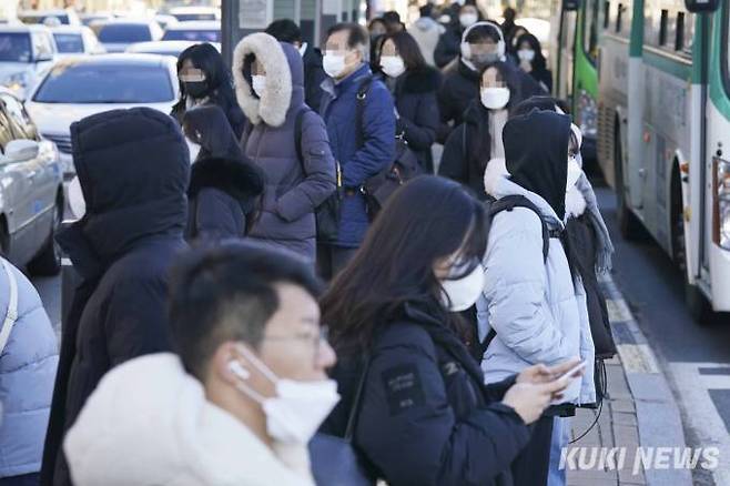 16일 오전 경기도 고양시 일산동구청 인근 거리에서 시민들이 두꺼운 옷차림으로 버스를 기다리고 있다. 사진=임형택 기자