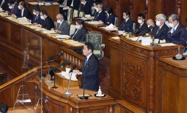 기시다 후미오 일본 총리가 지난 23일 마스크를 벗은 채 정기국회 시정방침 연설을 하고 있다. 교도연합뉴스