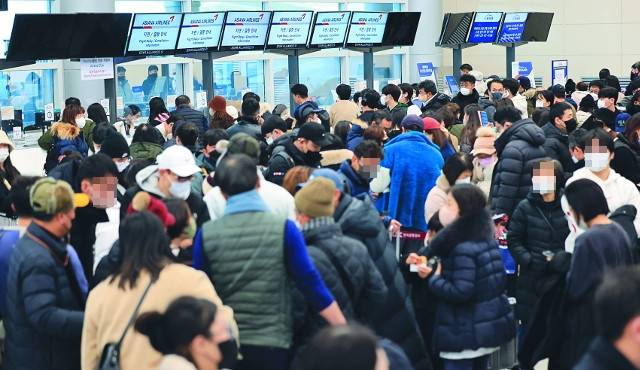 설 연휴 마지막 날인 24일 강풍이 몰아쳐 항공편 운항이 전면 중단된 제주국제공항 여객터미널에서 귀경객들이 대기표를 구하기 위해 각 항공사 카운터 앞으로 길게 줄을 서고 있다. 이날 제주공항에선 국내선 466편과 국제선 10편 등 476편이 모두 결항했다. 제주공항은 25일부터 임시항공편을 편성할 예정이다. 연합뉴스