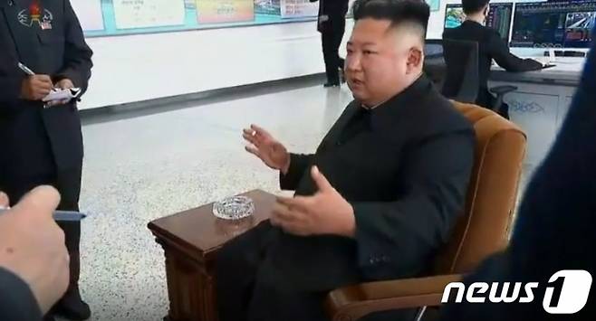 2020년 5월 2일 북한 조선중앙TV가 보도한 영상에서 흡연 중인 김정은 국무위원장 /사진=뉴스1