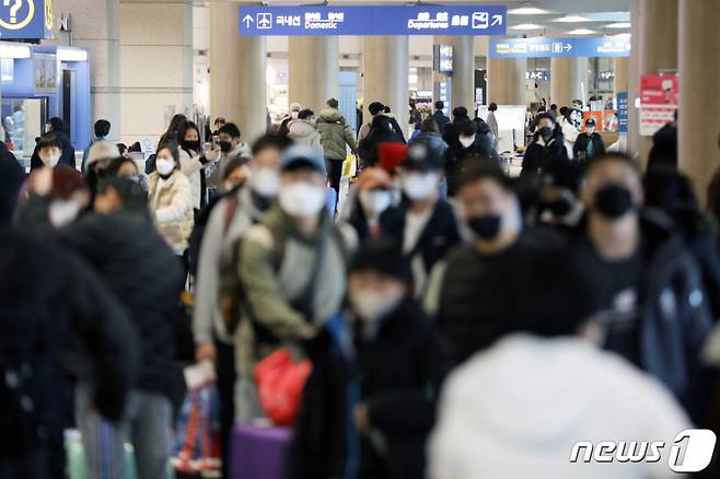 (인천공항=뉴스1) 황기선 기자 = 정부가 실내 마스크 착용 의무 해제 결정을 발표한 20일 인천국제공항 출국장에서 마스크를 착용한 승객들이 이동을 하고 있다.  2023.1.20/뉴스1  Copyright (C) 뉴스1. All rights reserved. 무단 전재 및 재배포 금지.