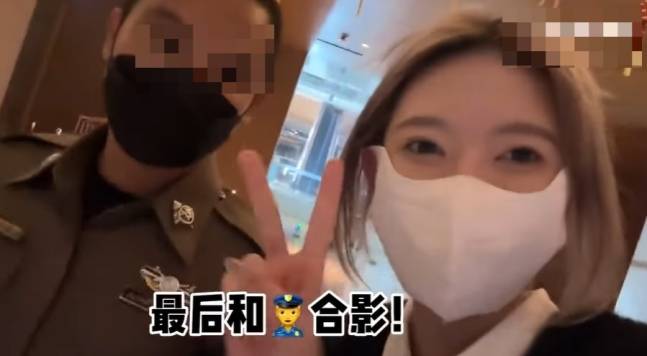 한 중국인 인플루언서가 태국에서 현지 경찰에 뒷돈을 주고 에스코트를 받은 사실이 알려져 논란이 됐다. 사진은 중국인 인플루언서 추단(오른쪽). /사진=웨이보 캡처