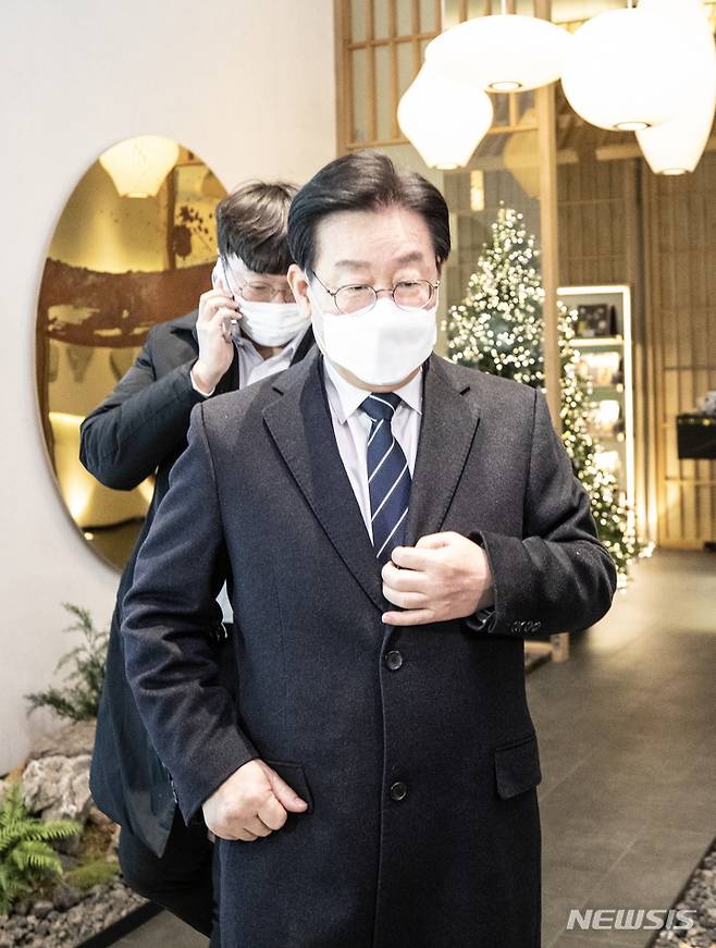 [서울=뉴시스] 김근수 기자 = 이재명 더불어민주당 대표가 25일 오전 서울 마포구의 한식당에서 당내 강성 초선의원 모임 '처럼회' 소속 의원들과 식사를 마치고 밖으로 나서고 있다. 2023.01.25. ks@newsis.com