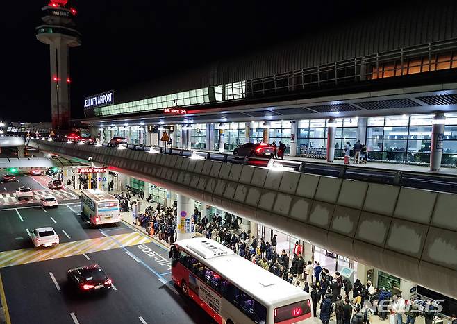 [제주=뉴시스] 우장호 기자 = 제주공항 셧다운 여파로 귀경 행렬이 이어지는 25일 오후 공항 버스와 택시승강장이 늦은 시간임에도 불구하고 이용객들로 크게 붐비고 있다. 국토교통부는 결항 사태로 발이 묶인 체류객 수송을 위해 오는 26일 오전 1시까지 김포공항 이착륙 시간을 연장했다. 2023.01.25. woo1223@newsis.com