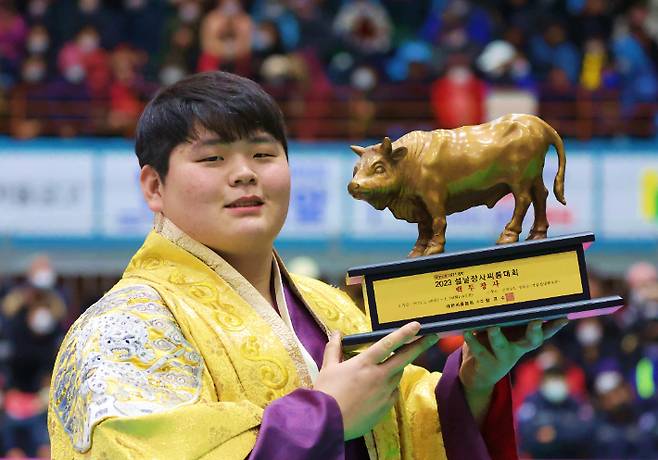 김민재가 24일 전라남도 영암군 영암실내체육관에서 열린 '위더스제약 2023 설날장사씨름대회' 백두장사(140kg 이하) 결정전에서 오정민(문경새재씨름단)을 3 대 0으로 완파하고 올해 첫 대회 정상에 오른 뒤 황소 트로피를 들고 포즈를 취하고 있다. 협회