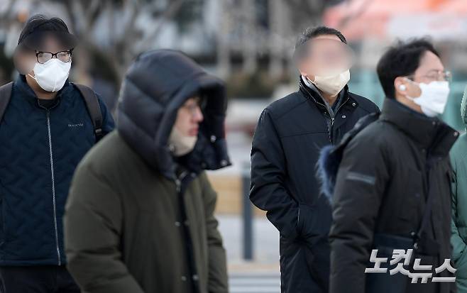 전국에 한파특보가 발효된  가운데 두터운 옷차림의 시민들이 출근길을 재촉하고 있다. 박종민 기자