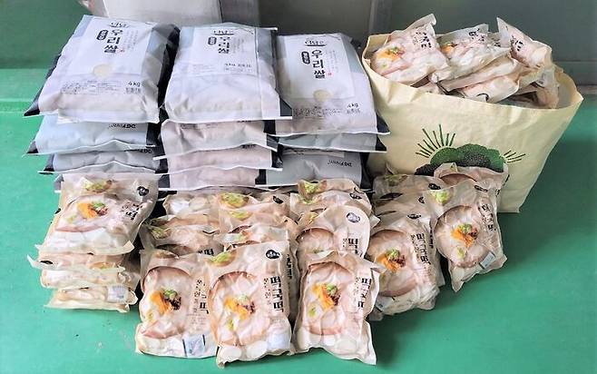 사진은 '23일의 기부천사'가 설 명절을 앞두고 기부한 쌀과 떡국떡. (사진=대전 월평2동 제공)