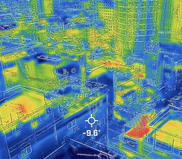 최강 한파가 찾아온 25일 오전 열화상 카메라로 촬영한 서울 시내의 한 쪽방촌. 열화상 카메라로 촬영한 사진은 온도가 높을수록 붉은색, 낮을수록 푸른색을 나타낸다. 2023.1.25 홍윤기 기자
