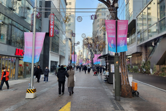 서울 명동거리에 ‘코리아그랜드세일’을 알리는 플래카드가 나부끼고 있다. 최수문기자