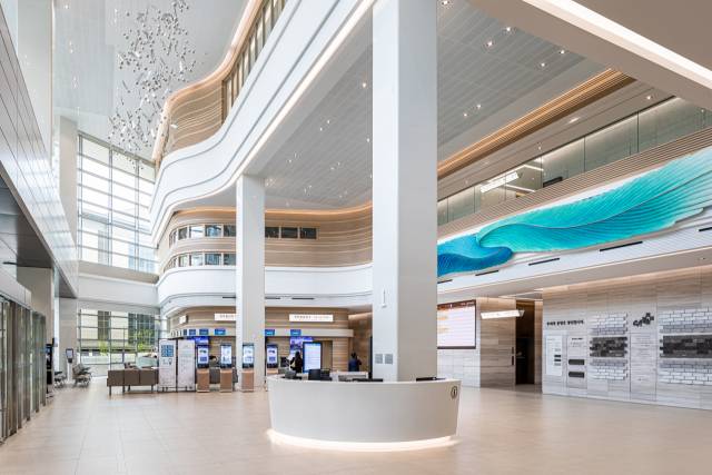 중앙대광명병원 로비에 들어서면 창을 통해 유입되는 자연광과 함께 감각적인 공간이 펼쳐진다. 각 층의 오픈된 부분을 변화시켜 자연스럽게 위로 시선이 이동하고 천장에 매달린 모빌 장식을 마주하게 된다. 사진 제공=간삼건축